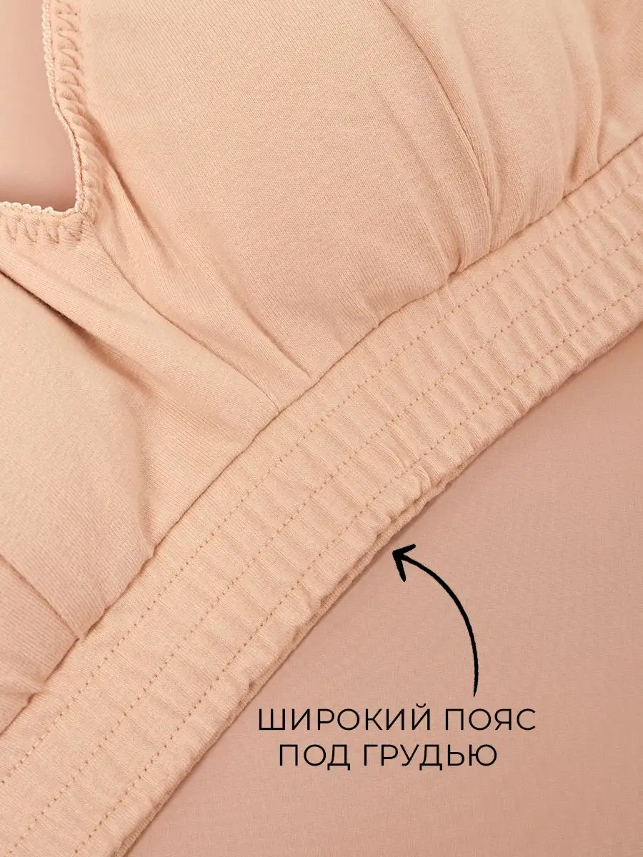 Женщина в халате крупным планом на груди