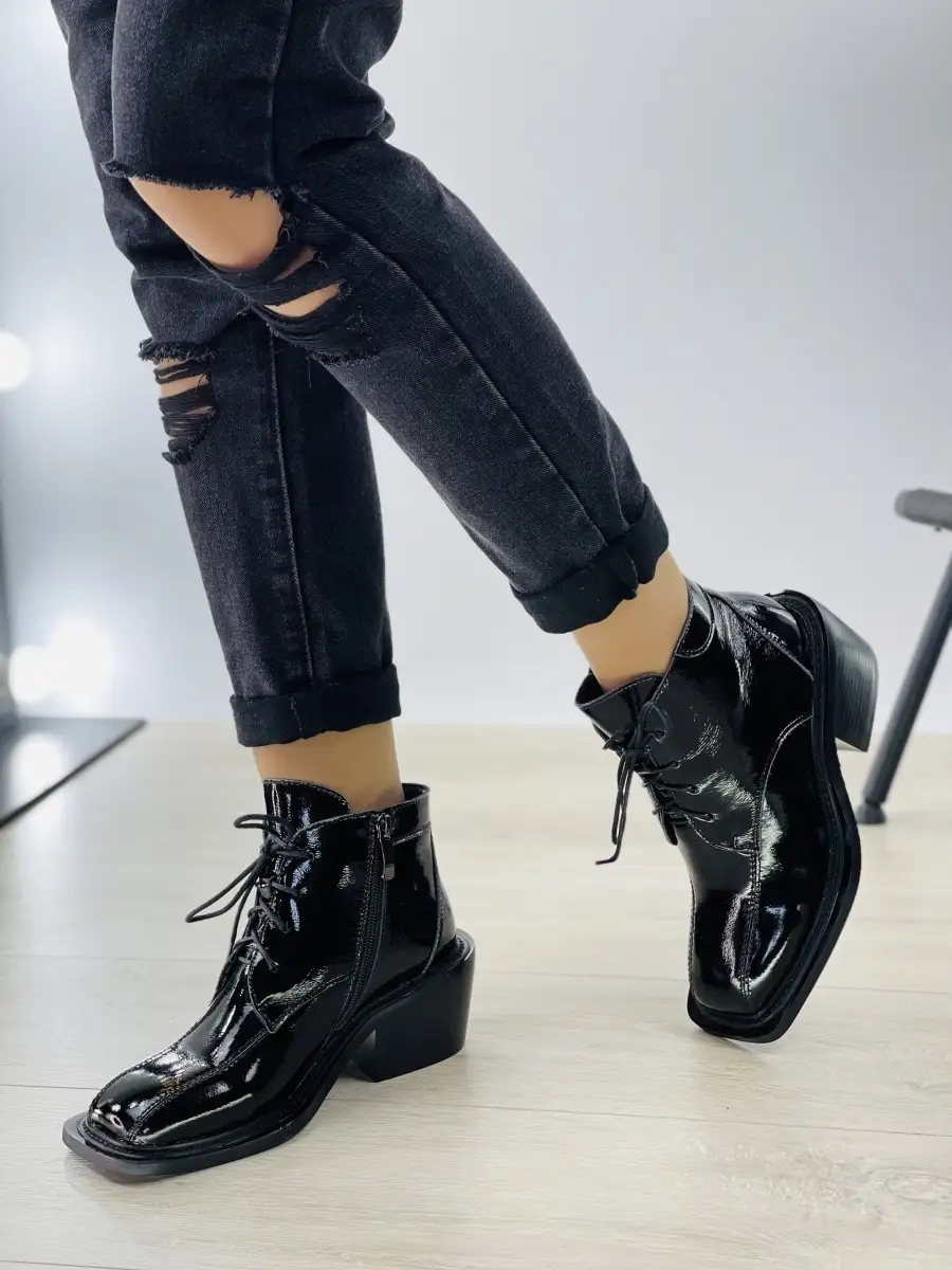 Женские лаковые ботинки на шнурках